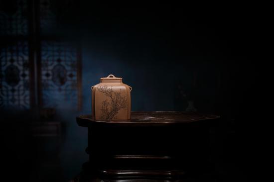艺术家马建作品 倭角盖罐 泥料:黄段泥 年代:2017 尺寸:高 13 CM 长 13 CM 宽 10 CM
