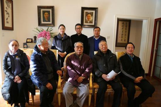 戴泽(前排中),李健(前排左一),田墉(前排左二),徐庆平(前排左四),廖鸿华(前排左五)学生郑雪涛(后排左二), 引荐人:(后排左一)学生袁锁营(后排右一) 引荐人:廖鸿华(前排左五)