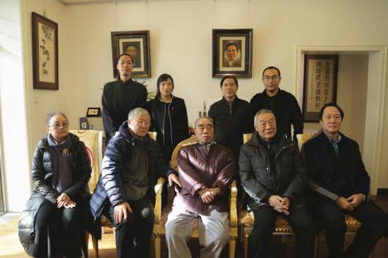 戴泽(前排中),李健(前排左一),田墉(前排左二),徐庆平(前排左四),廖鸿华(前排左五) 学生陈智化(后排左一)引荐人:胡鹏飞(后排右一) 学生张艺馨(后排左二) 引荐人:李满龙(后排左三)