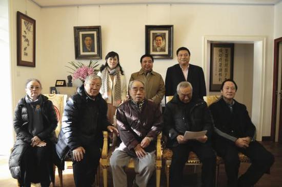 戴泽(前排中),李健(前排左一),田墉(前排左二),徐庆平(前排左四),廖鸿华(前排左五)学生李牧遥(后排左一) 引荐人:马清图 学生戴鑫(后排左三) 引荐人:戴旭光(后排左二)