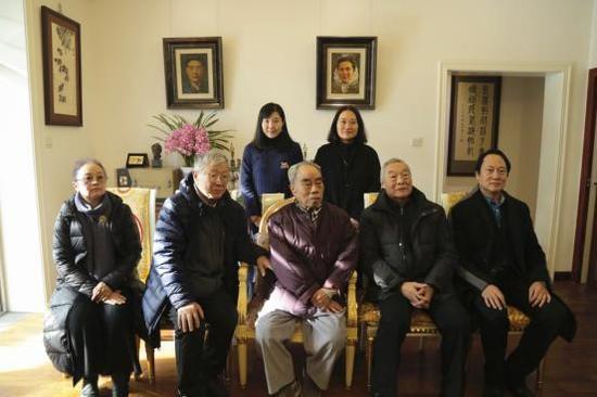戴泽(前排中),李健(前排左一),田墉(前排左二),徐庆平(前排左四),廖鸿华(前排左五)学生刘芳(后排左一)引荐人:谢蕾 学生戴易(后排左二)引荐人:戴信敏