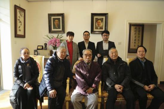 戴泽(前排中),李健(前排左一),田墉(前排左二),徐庆平(前排左四),廖鸿华(前排左五) 学生易军(后排左二)引荐人:冯宇(后排左一)学生沙子鉴(后排右一)引荐人:徐庆平(前排左四)