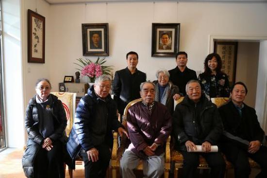 戴泽(前排中),李健(前排左一),田墉(前排左二),徐庆平(前排左四),廖鸿华(前排左五) 学生张义春,(后排左一)引荐人:陈媛媛(后排右一)学生韩安民(后排左三)引荐人:温葆(后排左二)