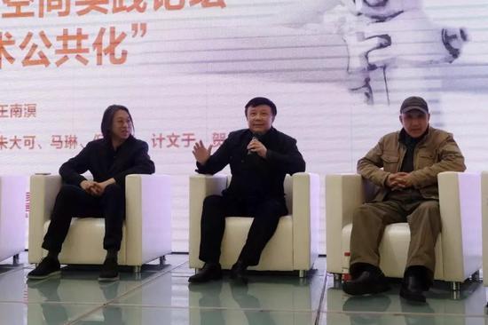 “艺术社会化”论坛,朱大可在发言