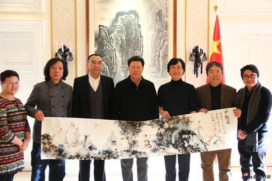在中国常驻联合国日内瓦办事处和瑞士其他国际组织代表团机构向俞建华大使捐赠廖昌永、丁筱芳、汪家芳合作的中国画作品
