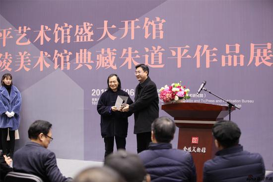 南京市文广新局巡视员、金陵美术馆理事会理事长顾小荣,代表金陵美术馆接受捐赠并颁发了我馆专门制作的以金陵美术馆外立面为原型的奖杯