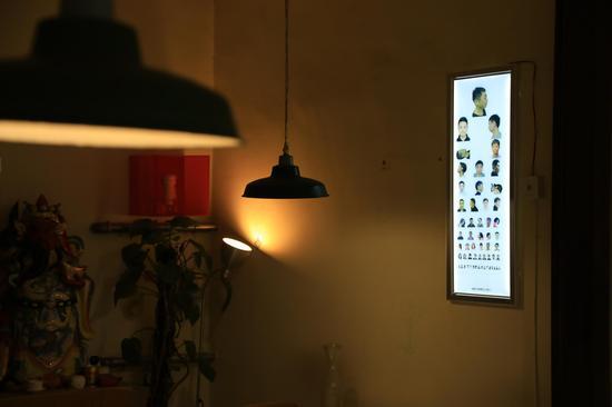 展览现场:张潇天《灯箱1号》