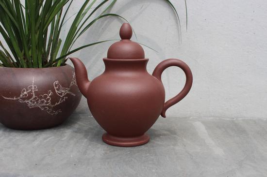 迎宾壶430cc 邢洪林, 国家级高级工艺美术师,生于江苏省宜兴市丁蜀镇紫砂村,坚持继承和发扬传统的手工炼制紫砂泥和手工制壶方法,所制壶砂质感强,透气性好,古朴素雅,简洁,古壶效果明显,作品深受壶友及很多收藏爱好者喜欢,特别是为古玩爱好者珍藏。