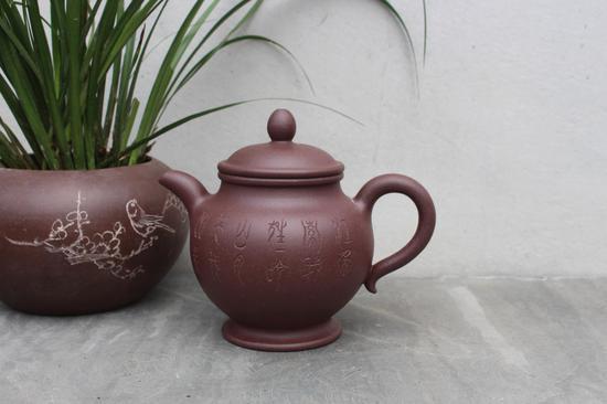 高潘壶410cc 邢洪林, 国家级高级工艺美术师,生于江苏省宜兴市丁蜀镇紫砂村,坚持继承和发扬传统的手工炼制紫砂泥和手工制壶方法,所制壶砂质感强,透气性好,古朴素雅,简洁,古壶效果明显,作品深受壶友及很多收藏爱好者喜欢,特别是为古玩爱好者珍藏。