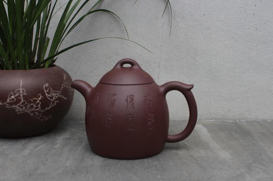 秦权420cc 邢洪林, 国家级高级工艺美术师,生于江苏省宜兴市丁蜀镇紫砂村,坚持继承和发扬传统的手工炼制紫砂泥和手工制壶方法,所制壶砂质感强,透气性好,古朴素雅,简洁,古壶效果明显,作品深受壶友及很多收藏爱好者喜欢,特别是为古玩爱好者珍藏。