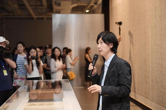 影像研究学者、本次展览联合策展人董冰峰导览现场