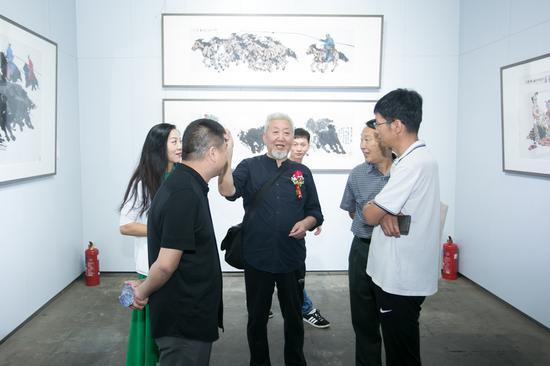 赵贵德与嘉宾在展厅