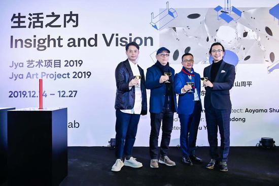 建筑师青山周平(左一),艺术家展望(左二),Jya品牌创始人、设计师苏峻,UCCA副馆长、生活之内策展人尤洋,共同庆祝展览开幕