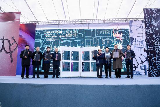 韩美林与中宣部出版局一级巡视员、副局长王志成,宜兴市委常委、宣传部部长沈晓红,宜兴市副市长储红飙,人民美术出版社社长周伟,解放军军乐团音乐总监、国家一级指挥于海,著名表演艺术家王铁成,央视著名主持人敬一丹共同发布《韩美林艺术大系》