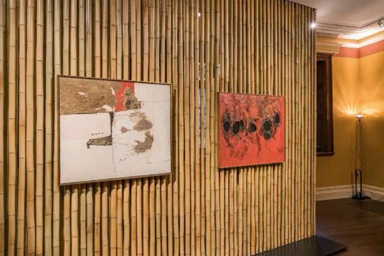 Alberto Burri ,左为《白-红》(1954),右为《塑料红》(1962)。图片:致谢Prada基金会;Photo : Alessandro Wang
