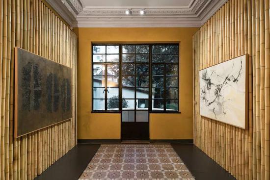 Toti Scialoja作品,左为《黑印》(1960)和《黑色标示》(1956)。图片:致谢Prada基金会;Photo : Alessandro Wang