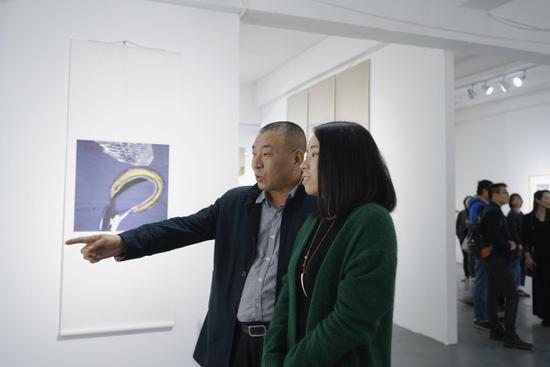 ▲首都师范大学国学传播中心主任兆辉于现场解读作品