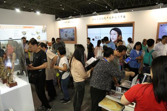 (首创置业展区现场人气爆棚)