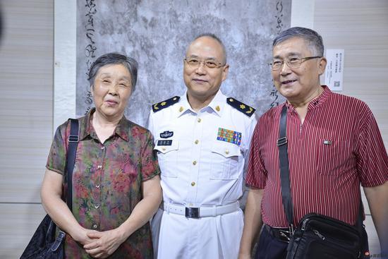与患者合影
