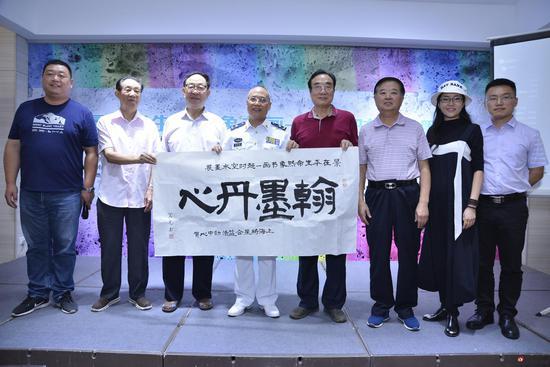 刘文清、齐路通、刘阁忠、相守榮四位将军共同为画展奉献墨宝,《翰墨丹心》由刘阁忠将军创作