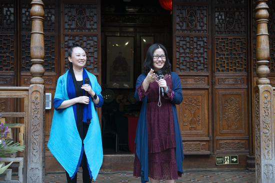 展览现场:策展人艺术人类学博士后古诗菁是南歌子的多年好友,她称“南歌子一直走在美的路上,美是她心灵中溢出的光”