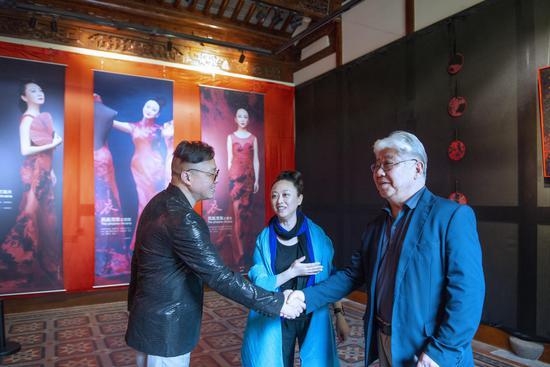展览现场:孙心华总顾问与从杭州赶来的学术主持潘嘉来先生握手言艺术,作为杭州文艺评价协会副主席的潘嘉来称“徐南歌子的出现是一个巨大的惊喜” (摄影黄少敏)