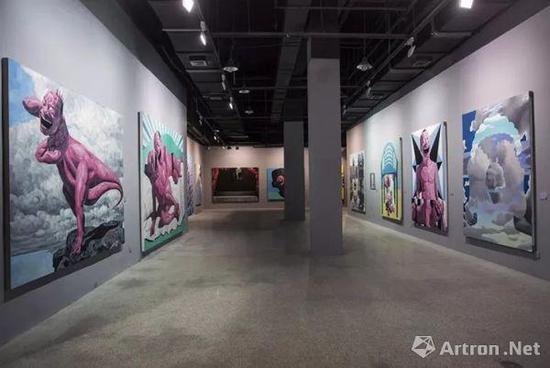 “再偶像中的原形·岳敏君”展览现场