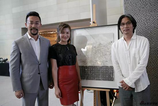 ▲左起吕能幸、胡润光谷董事兼COO谢禹曈、艺术家王天德与其作品《后山国》