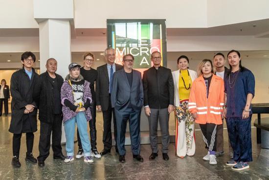 主办方,柏林市市长(左七),策展人,艺术家合影