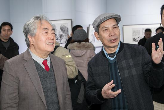 韩静霆与展览总策划、三品美术馆馆长黄海林在现场交流
