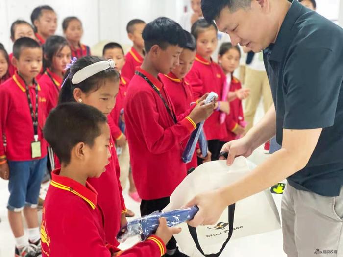中国人民大学附中音乐教师潘磊送给每个孩子一个竹笛