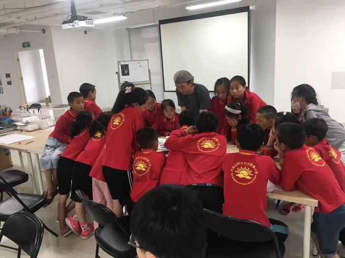 裴莹老师指导孩子们动手制作