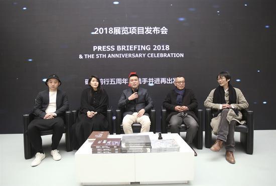 右至左:策展人许晟 艺术家郭工 蜂巢创始人夏季风 艺术家于霏霏 策展人杨鉴