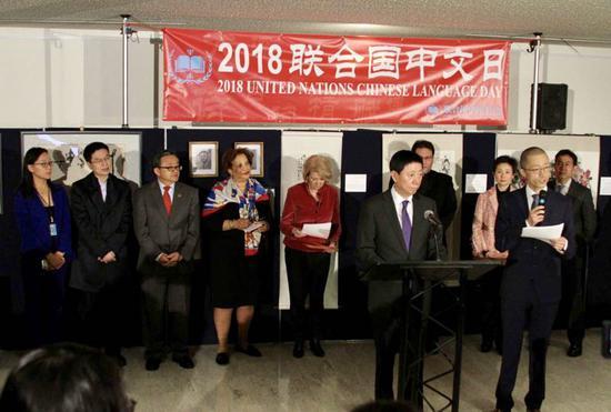 联合国副秘书长凯瑟琳·波拉德女士和画家樊蕾在活动现场合影