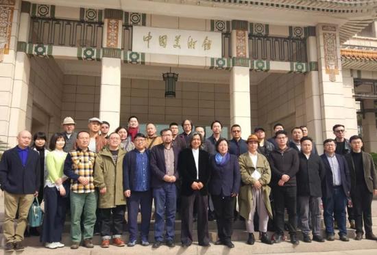 参展青年雕塑家及中国美术馆领导合影