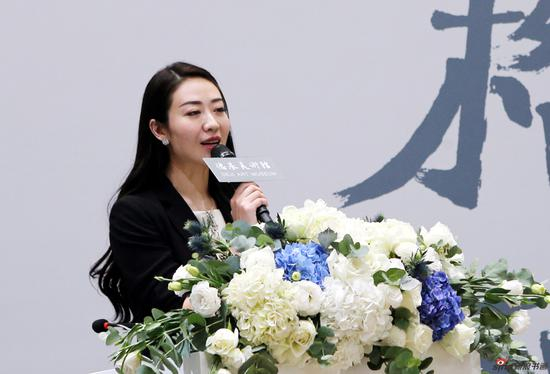 德吉美术馆馆长艾琳主持展览开幕式