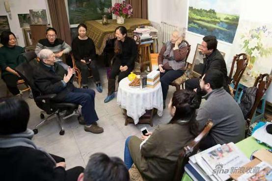 2016年人大徐悲鸿艺术学院2000级绘画系、国画系、动画系同学到李天祥、赵友萍先家拜望与先生们交谈时的合影