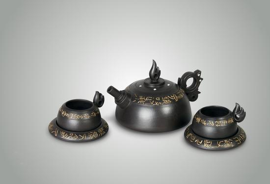 艺术家鲍曙岩作品 陶之光壶 泥料:黑拼紫泥 年代:2008 容量:420cc