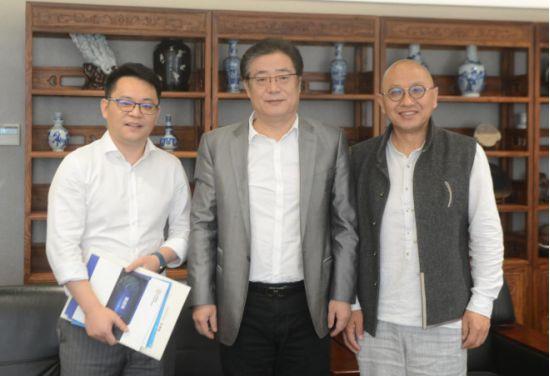 (左起)深圳文交所合作机构事业部总经理李斌、深圳广电集团副总编辑 深圳文交所董事长于德江、绍德堂掌门人 资深陶瓷器收藏家李哲先