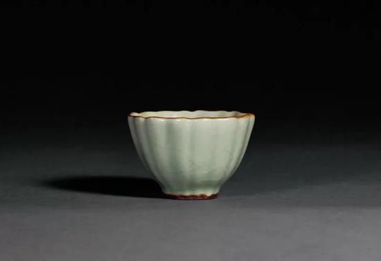 18春诚轩Lot 889 明成化 仿宋青釉葵瓣形杯