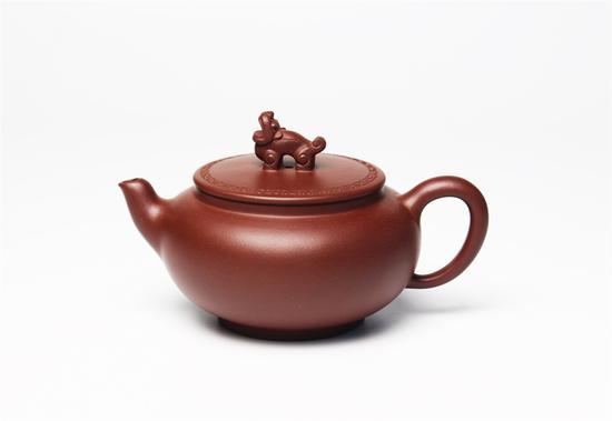 艺术家鲍青作品 龙生九子之一蒲牢壶 泥料:清水泥 年代:2008 容量:280 CC