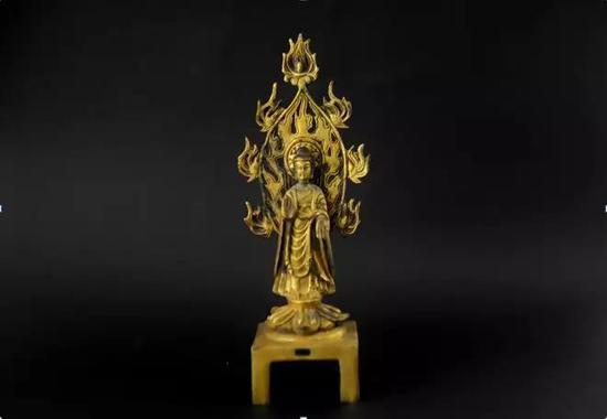 (宗教文化艺术展品赏析/北魏铜鎏金佛像) 手掌伸出、掌心向外、手指下垂。