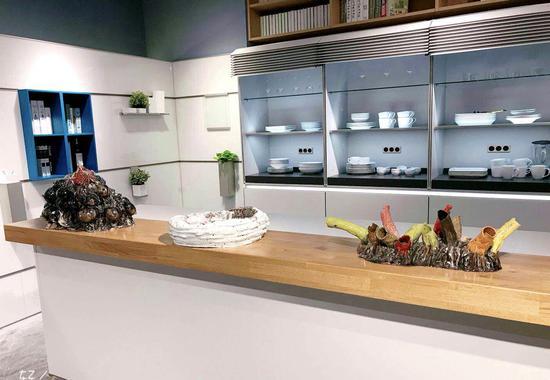 “云之空间书写”展览现场:老羊作品《花之道-侧面》
