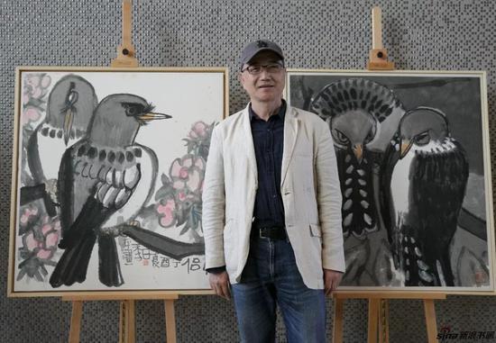 ▲季平与其水墨花鸟写生作品,左起《情侣》、《心宽天地阔 》