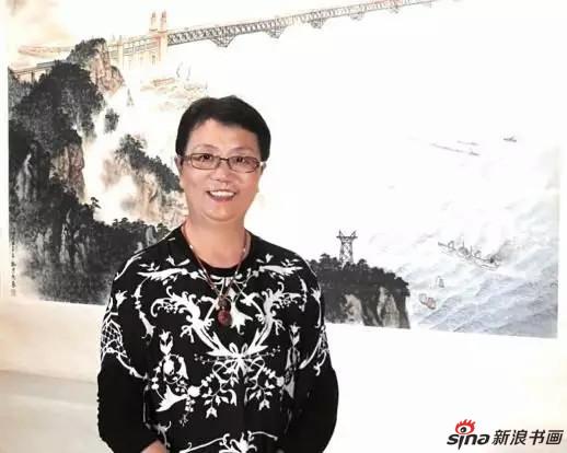 魏莉在父亲魏紫熙(新金陵画派代表人物)的作品《天堑通途》前留影