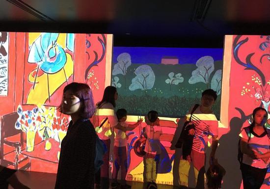 在马蒂斯的作品前,小朋友不断追逐作品投影中的小猫