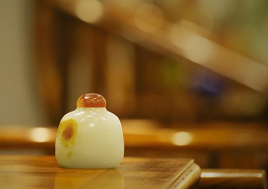 瞿利军 和田玉籽料独钓金秋鼻烟瓶