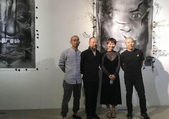 展览现场嘉宾合影(左二:苍鑫,右一:曹迁)