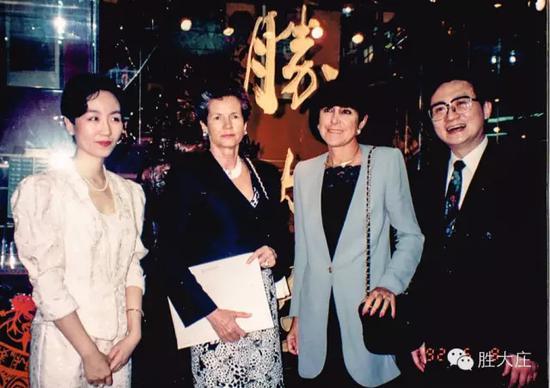 法国前总统 季斯卡。德斯坦 夫人(左2) 与 胜大庄总裁 李志仁伉俪(右1,左1) 摄于 台北 胜大庄美术馆