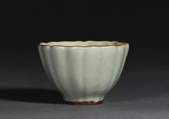 Lot 889 明成化 仿宋青釉葵瓣形杯